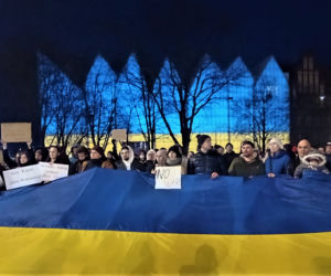 Manifestacja przeciwko wojnie na Ukrainie na placu Solidarności w Szczecinie