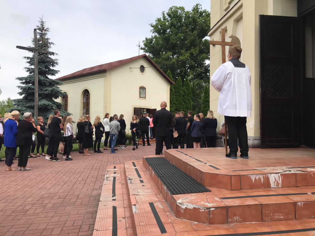 Pogrzeb zamordowanej 16-latki z Dzierzgowa. Karolinę żegna cała wieś