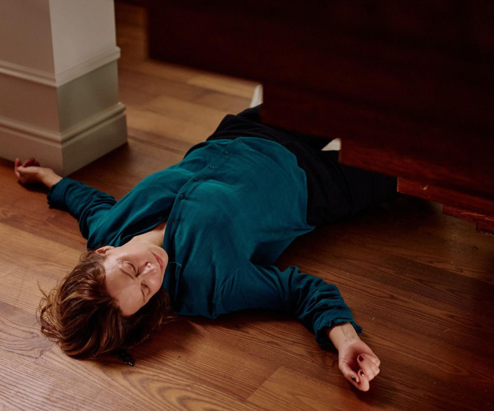 Nieprzytomna Weronika leży na podłodze przy schodach. O ataku na bohaterkę Na Wspólnej przeczytasz na SE Superseriale.