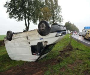 Wypadek karetki pogotowia. Ranny pacjent [ZDJĘCIA]