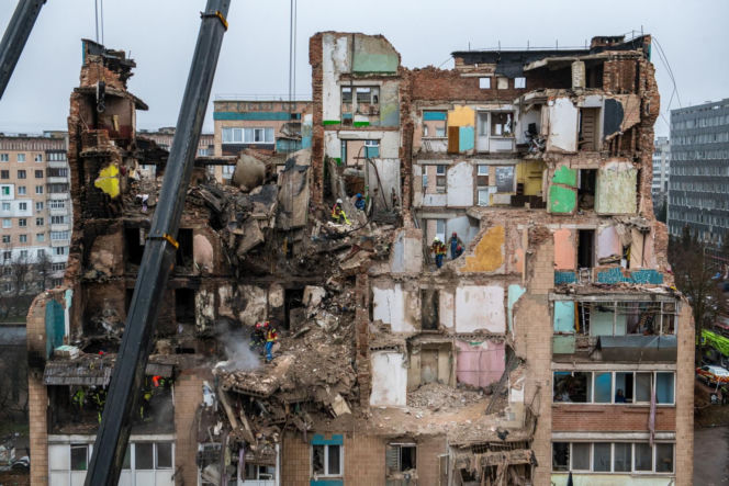 Akcja poszukiwawczo-ratownicza w miejscu uderzenia rosyjskiej rakiety manewrującej w wielopiętrowy budynek mieszkalny w Tarnopolu