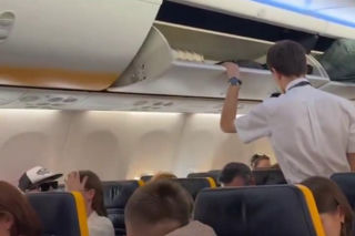 Awantura na pokładzie samolotu! Film z Polkami wywołał burzę. Panna młoda i jej koleżanki wyprowadzone z pokładu