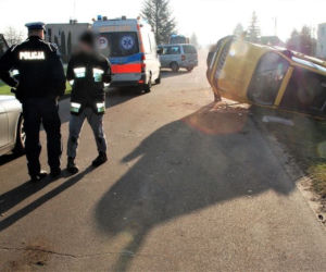 Terenówka wyprzedzała na skrzyżowaniu, a bus skręcił w lewo. SUV dachował w rowie