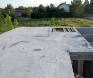Dom z prefabrykatów - montaż ścian i stropu