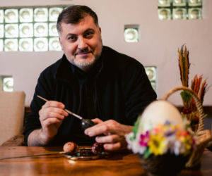 Artur Dziambor maluje pisanki