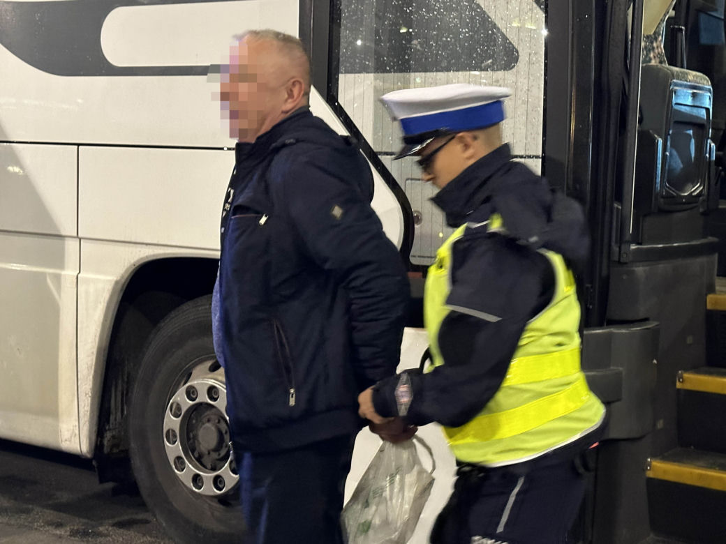 Dantejskie sceny na Dworcu Wschodnim. Kierowca autokaru potrącił pieszego. Obaj byli pijani