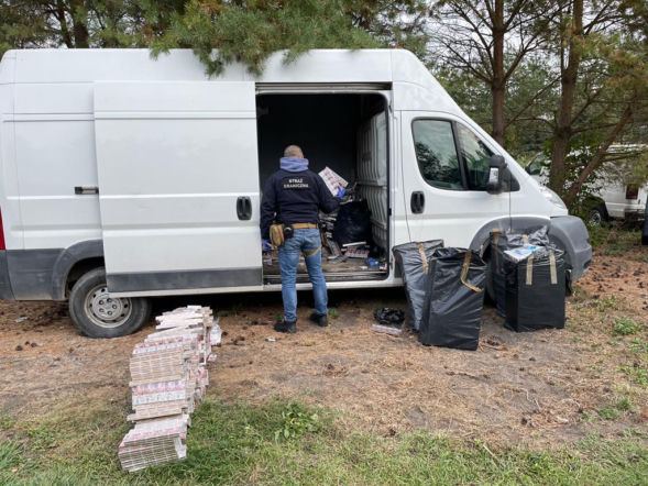 Rozbili szajkę handlarzy pod Słupskiem. Towar trafiał z przemytu z Rosji, ukrywano go w skrytkach