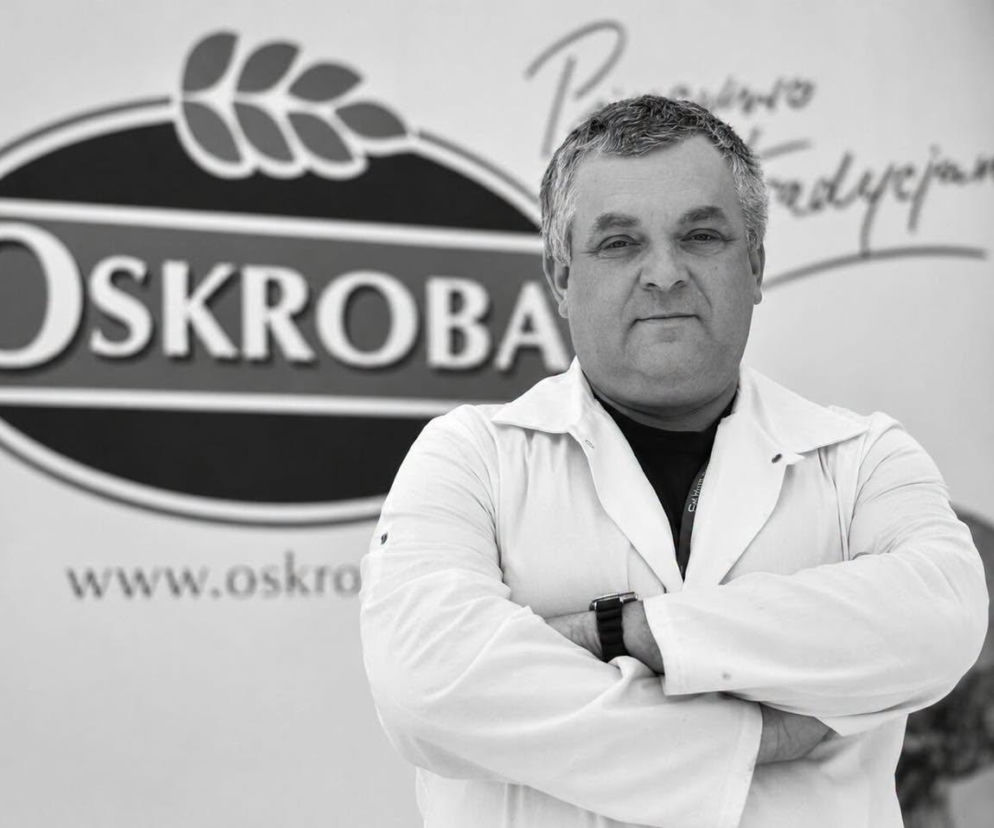 Dariusz Oskroba na tle logo swojej piekarni. O śmierci przedsiębiorcy przeczytasz na SE Super Biznes.