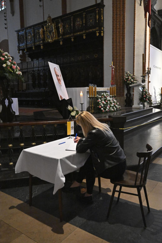 Warszawa żegna papieża Franciszka. Poruszające wpisy w Archikatedrze 