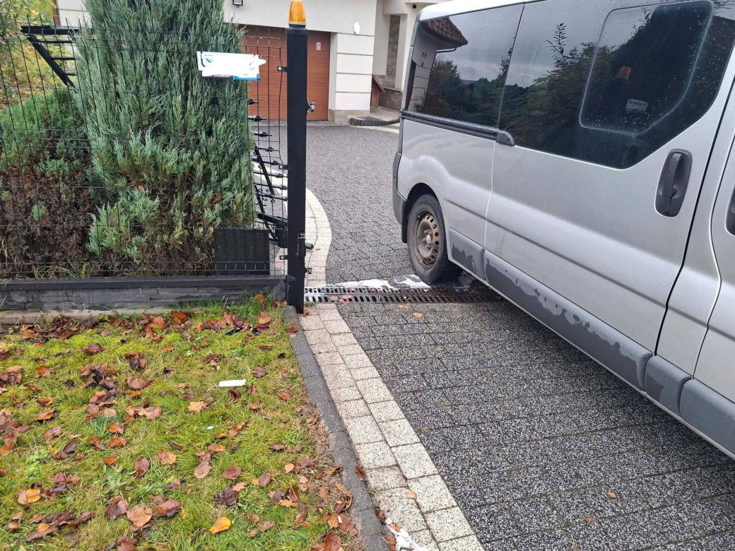 Tajemniczy incydent przy Jana Pawła w Starachowicach. Mężczyzna nabity na bramę wjazdową