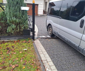 Tajemniczy incydent przy Jana Pawła w Starachowicach. Mężczyzna nabity na bramę wjazdową