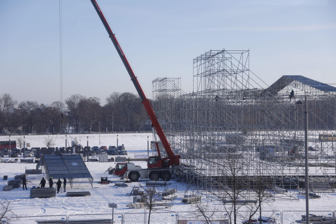 WOŚP 2024, Warszawa. Scena już powstaje na Błoniach Narodowego - zdjęcia