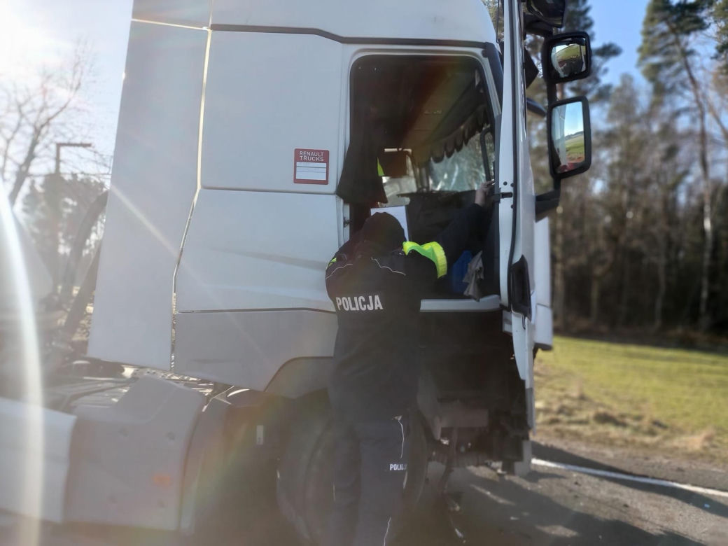 Śmiertelny wypadek pod Opocznem. 39-latek z busa nie przeżył zderzenia z tirem [ZDJĘCIA]