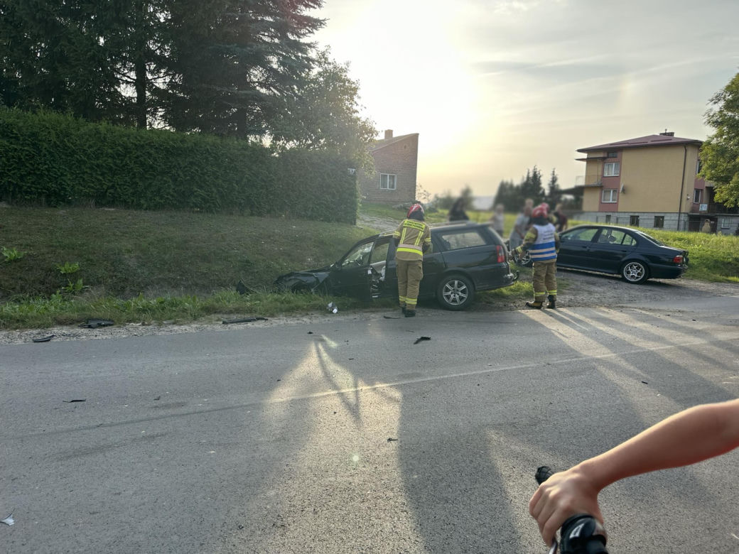 Zderzenie dwóch aut w Kraśniku. Jedno z nich dachowało