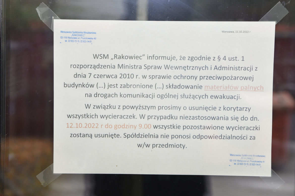 Warszawa. Mają usunąć z klatek wycieraczki, bo… stanowią zagrożenie pożarowe. „Niedługo każą wymontować nam drzwi, bo są z drewna!”