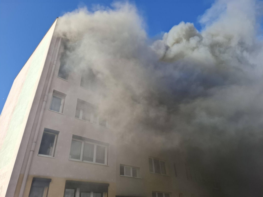 Pożar w bloku w Kościanie. Lokatorzy czekali na pomoc na balkonach