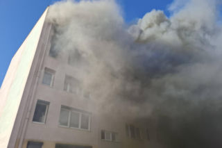 Pożar w bloku w Kościanie. Lokatorzy czekali na pomoc na balkonach