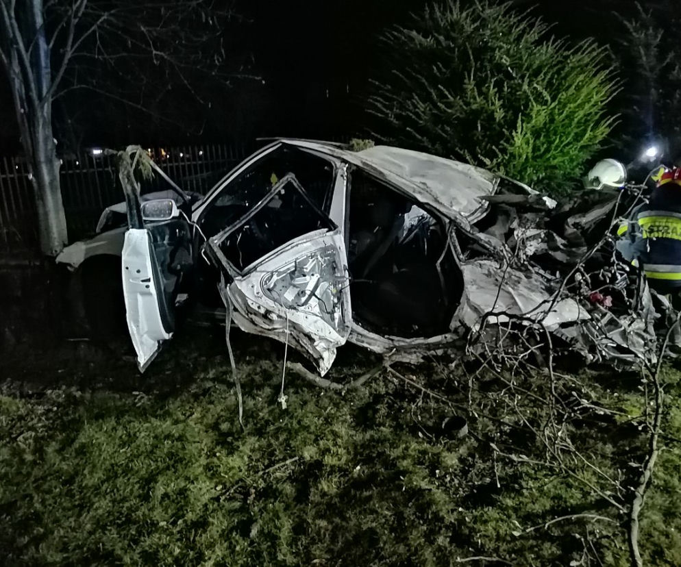 POWAŻNY WYPADEK w Nawojowej. Z samochodu  niewiele zostało. TRZY OSOBY w szpitalu