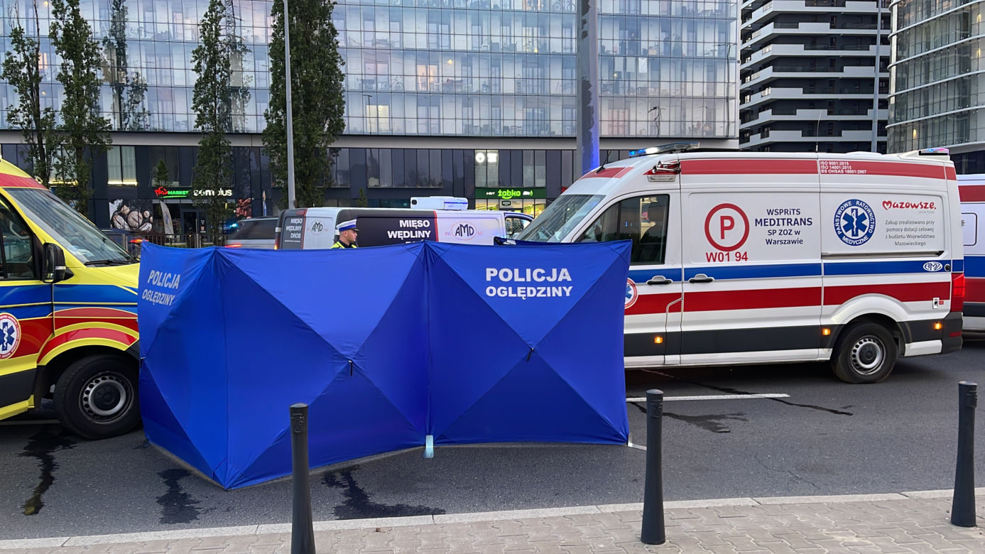 Śmiertelny wypadek w Warszawie. Nie żyje młody mężczyzna, auto prowadził jego teść