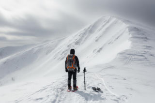 TOPR ostrzega. Trzeci stopień zagrożenia lawinowego w Tatrach. Możliwe samoczynne lawiny