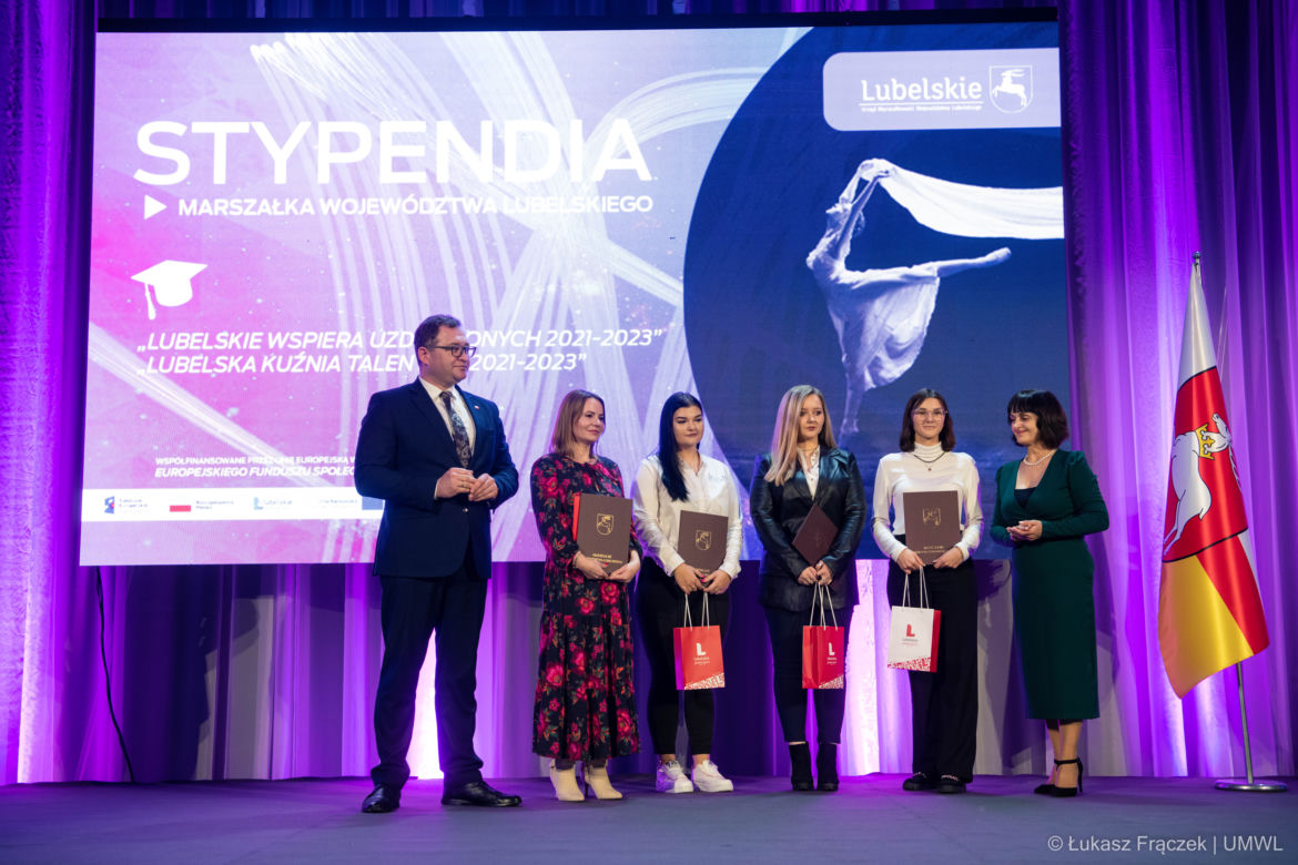 Najlepsi uczniowie i uczennice Lubelszczyzny dostali kasę od marszałka. Mamy zdjęcia