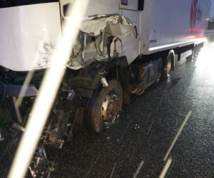 Wypadek na trasie S1 w Wojkowicach Kościelnych. Czołowe zderzenie ciężarówki z samochodem osobowym. Droga na lotnisko zablokowana [ZDJĘCIA]