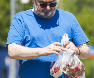Karol Karski objada się malinami