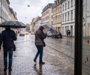 Ulewy i silny wiatr utrzymają się w weekend. Wiemy, kiedy powrócą upały.