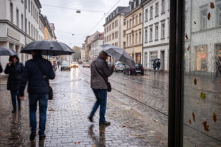 Ulewy i silny wiatr utrzymają się w weekend. Wiemy, kiedy powrócą upały.