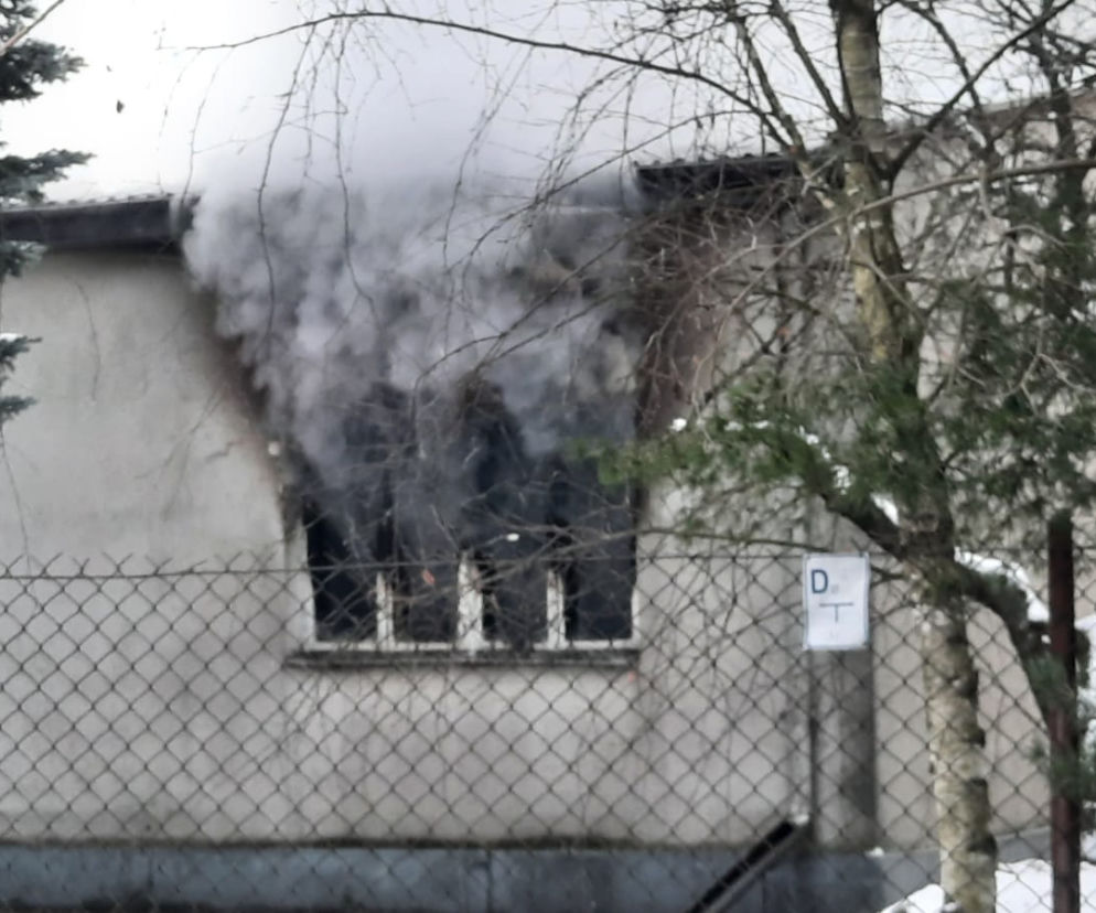 Wielki pożar domu w Grocholicach. W środku dzieci