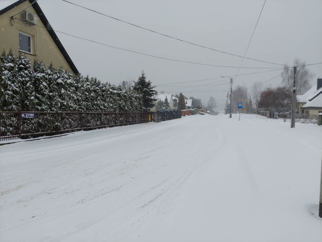 Starachowice pod śniegiem, na drogach trudne warunki do jazdy