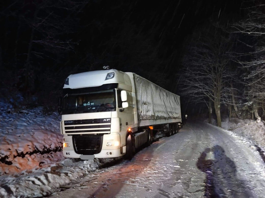  Na drogach powiatu braniewskiego znowu ślisko. Nawet ciężarówki nie dają rady