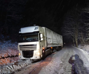  Na drogach powiatu braniewskiego znowu ślisko. Nawet ciężarówki nie dają rady