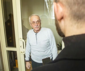 Śmieci, smród i strach na Gocławiu. Sąsiad zbieracz terroryzuje mieszkańców. On potrzebuje pomocy