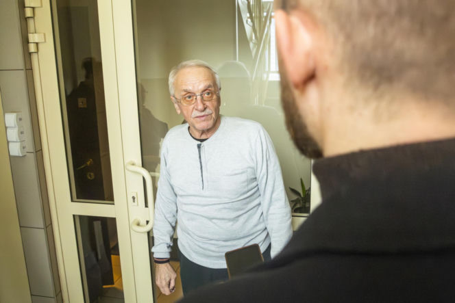 Śmieci, smród i strach na Gocławiu. Sąsiad zbieracz terroryzuje mieszkańców. "On potrzebuje pomocy"