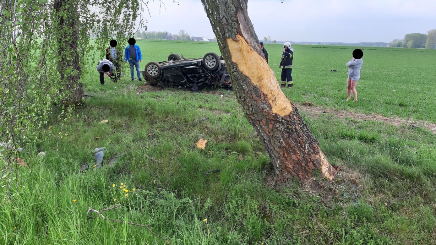 Nienałty-Szymany. Nie żyje kierowca Citroena! Rozbił się o dwa drzewa i dachował [ZDJĘCIA]
