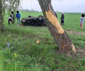 Nienałty-Szymany. Nie żyje kierowca Citroena! Rozbił się o dwa drzewa i dachował [ZDJĘCIA]