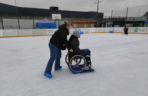 Osoby jeżdżące na wózkach mogą korzystać z łomżyńskiego lodowiska! MOSiR kupił specjalny sprzęt
