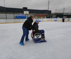 Osoby jeżdżące na wózkach mogą korzystać z łomżyńskiego lodowiska! MOSiR kupił specjalny sprzęt