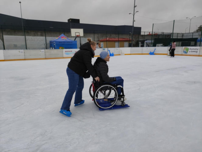 Osoby jeżdżące na wózkach mogą korzystać z łomżyńskiego lodowiska! MOSiR kupił specjalny sprzęt