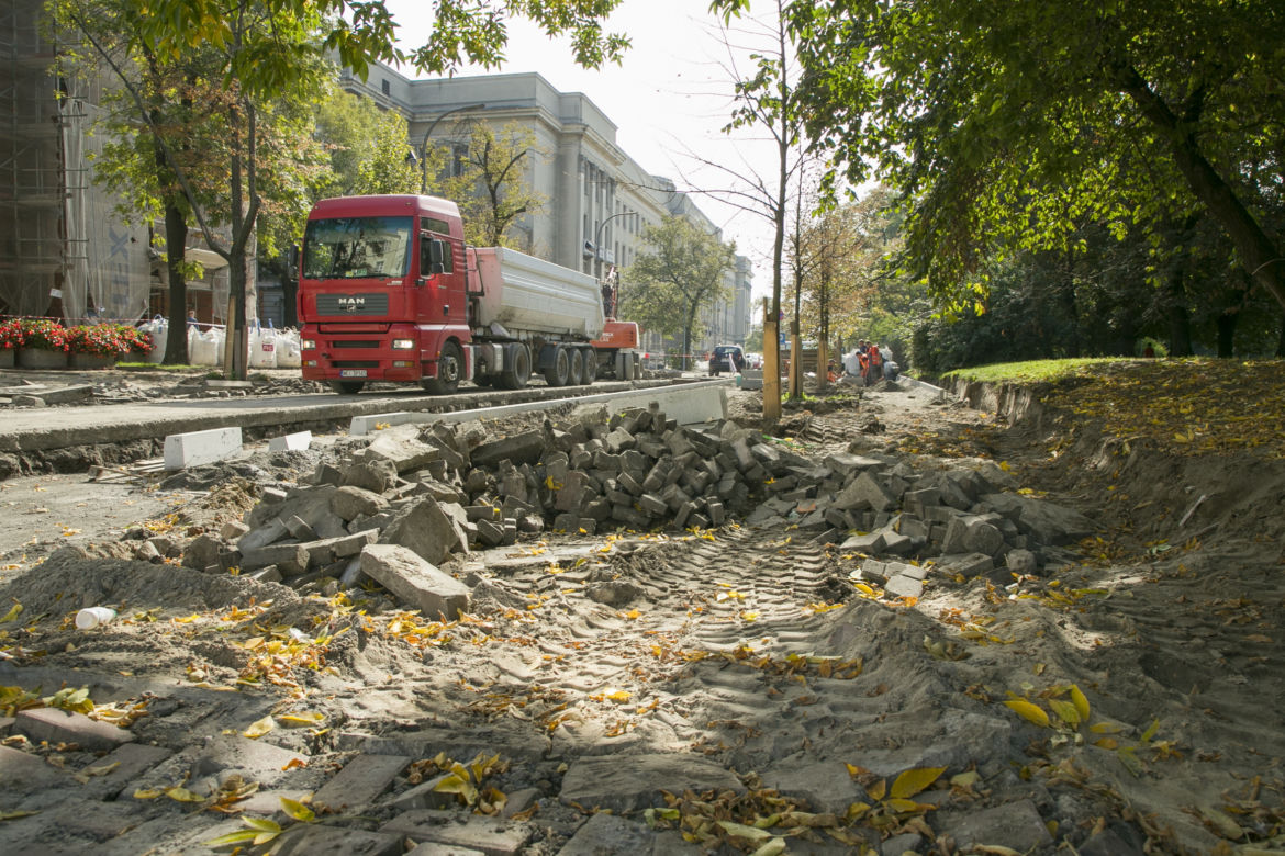 Zminejszyli parking pod szpitalem