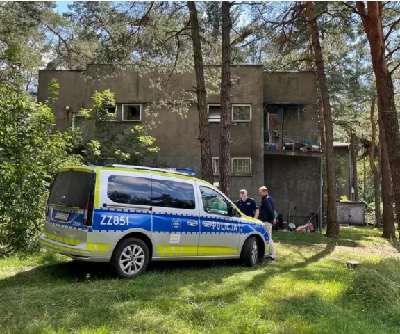 Zawalony dach w Otwocku. W budynku służby znalazły ciało