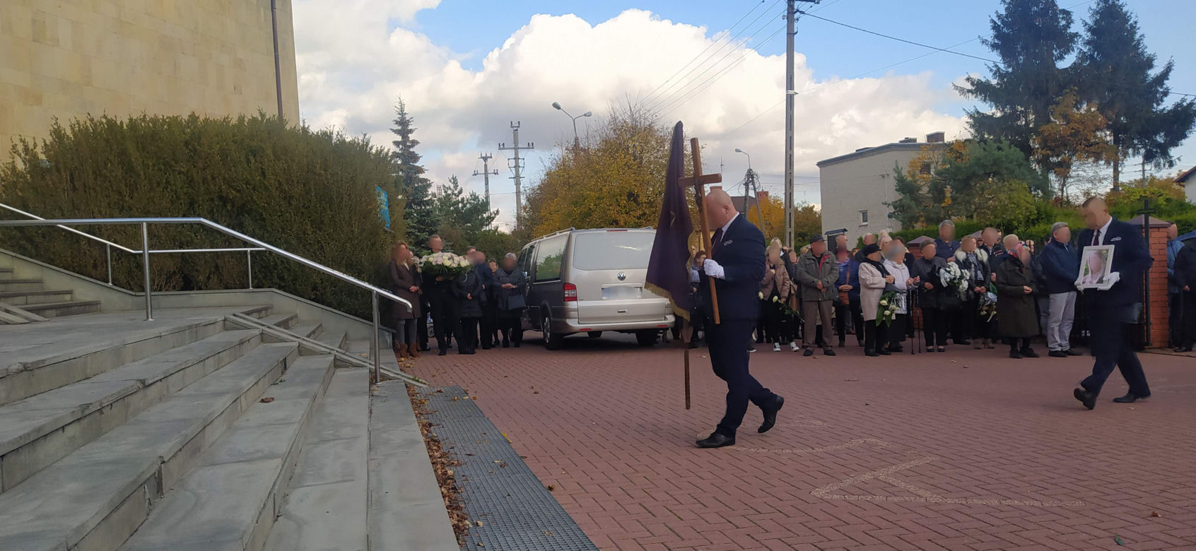 Białe róże okryły grób pięknej Wiktorii. Morze łez po śmierci 25-latki z Łochowa