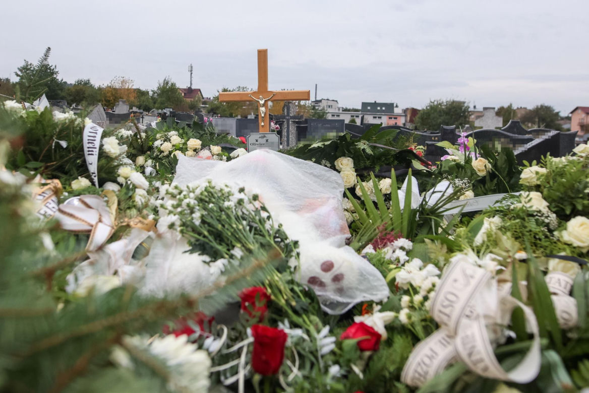 Grób Oliwierka i jego rodziców utonął w morzu kwiatów. Ten widok wyciska łzy