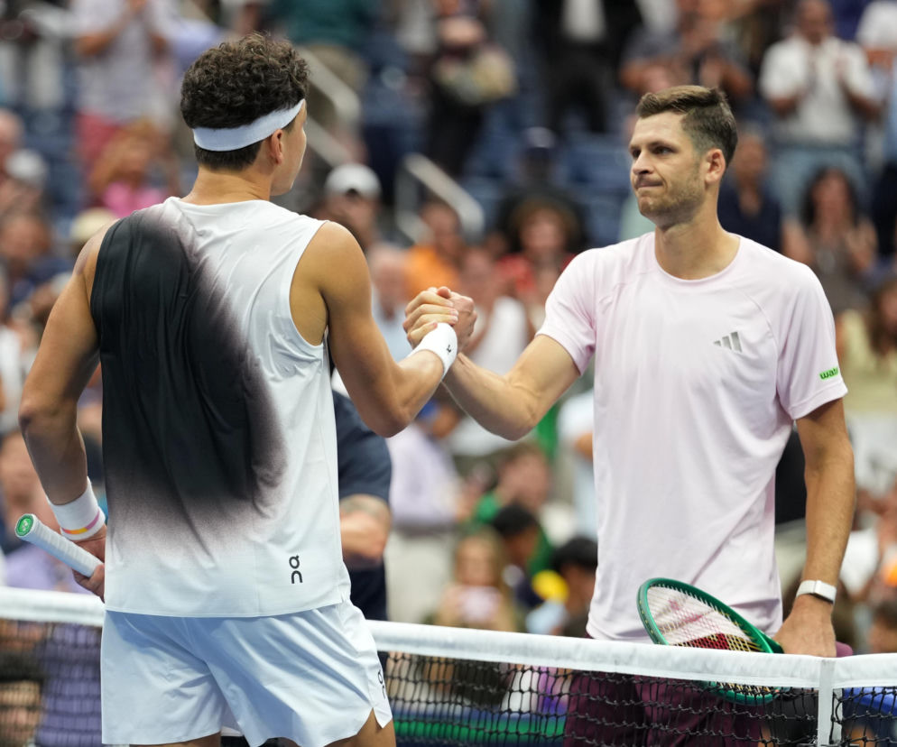 Hubert Hurkacz i Ben Shelton podają sobie ręce nad siatką po meczu US Open. O turnieju przeczytasz na SE Supersport.