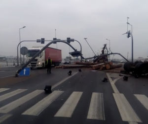 Wypadek transportu z drewnem