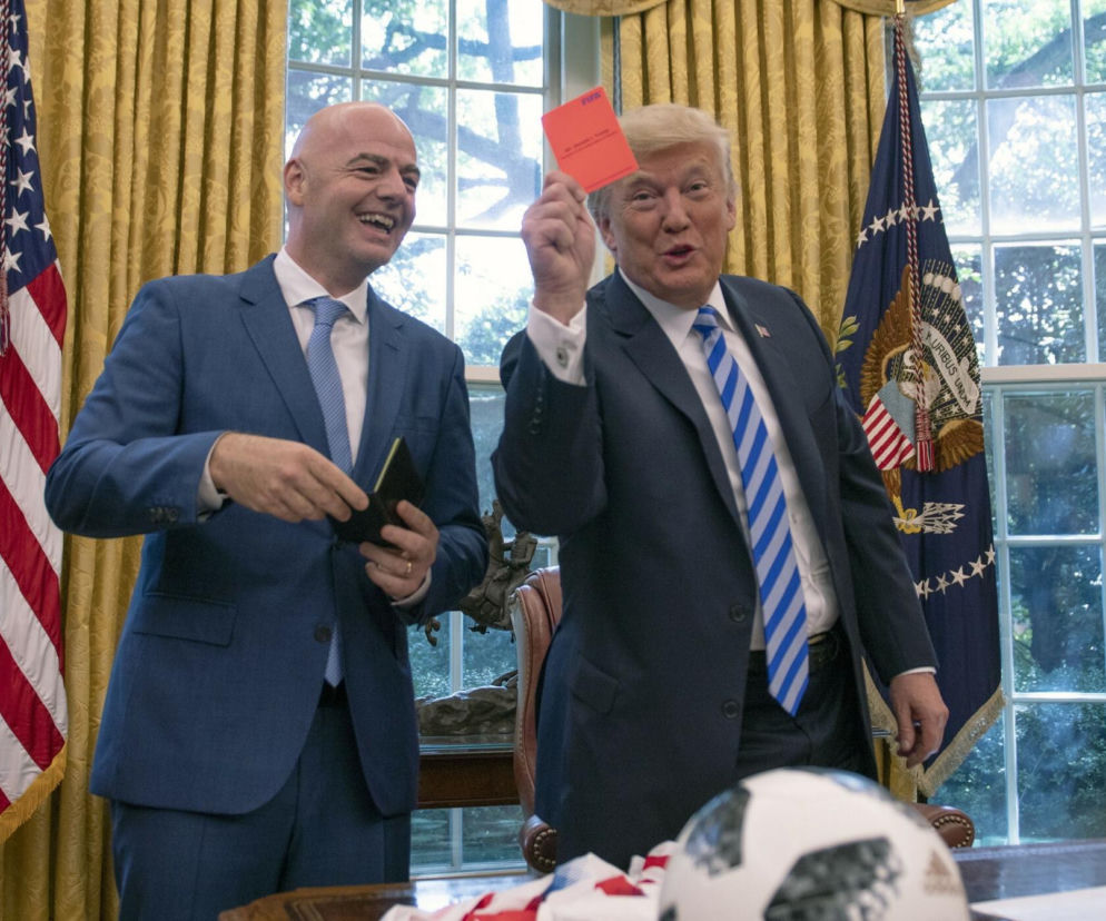 Donald Trump pokazuje czerwoną kartkę, obok uśmiechnięty Gianni Infantino. O skandalu na mundialu czytaj w SE Supersport.