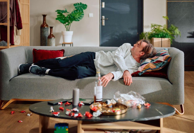 "Na Wspólnej", odcinek 4171: Kariera Mariusza wisi na włosku. Mężczyzna ucieka w alkohol i odsuwa się od Oli