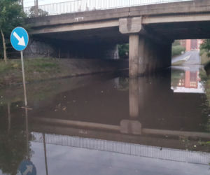 Ulewa w Bydgoszczy. Woda zalała ul. Brzechwy pod wiaduktem kolejowym [ZDJĘCIA]