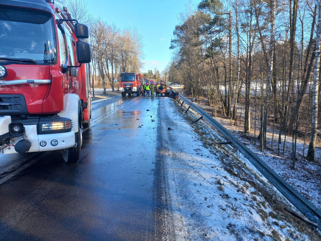Wypadek na trasie Mrągowo - Piecki. Trzy osoby w szpitalu